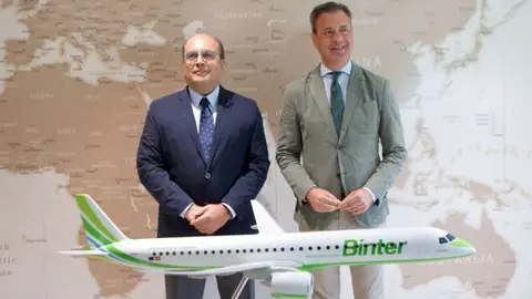 El consejero en funciones de Presidencia, Turismo, Cultura, Juventud, Deportes y Portavoc&iacute;a, Marcos Ortu&ntilde;o, y el coordinador general de Binter, Santiago Guerra, tras la presentaci&oacute;n del acuerdo para la promoci&oacute;n d