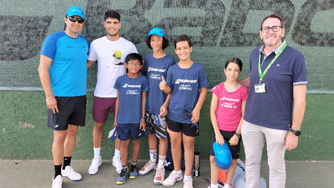 Carlos Alcaraz, junto a Alfredo Sarri&aacute; (responsable de la escuela de tenis) y Jose Antonio Garc&iacute;a, Business Manager de ELIS Murcia, y ni&ntilde;os participantes en el campus