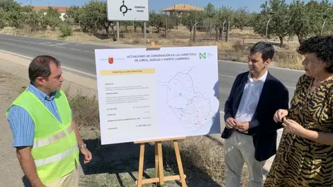 El consejero en funciones de Fomento e Infraestructuras, Jos&eacute; Ram&oacute;n D&iacute;ez de Revenga, y la alcaldesa de Puerto Lumbreras, Mar&iacute;a &Aacute;ngeles T&uacute;nez, durante la presentaci&oacute;n Plan de Conservaci&oacute;n del Alto Guadalent&iacute;n, enma