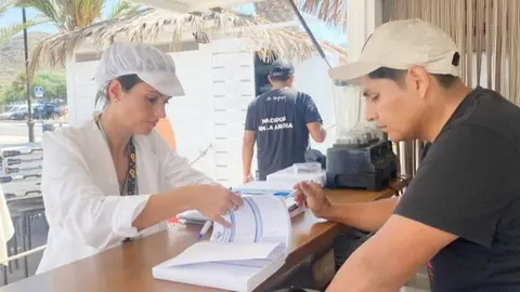 Juana Mar&iacute;a Torres, responsable del Dpto. de Seguridad e Higiene Alimentaria de Hostecar en un local. 