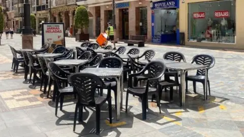 Los hosteleros manifiestan que existen carencias en todos los puestos, desde ayudantes de cocina hasta camareros. (Archivo) 