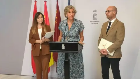En el centro, la concejal de Gobierno Abierto, Promoci&oacute;n Econ&oacute;mica y Empleo, Mercedes Bernab&eacute;