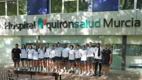 El equipo de jugadoras tras su reconocimiento m&eacute;dico en Quir&oacute;nsalud Murcia.