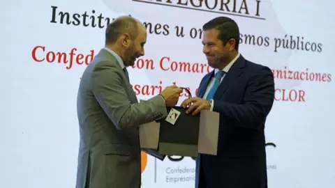 El director del Info, Joaqu&iacute;n G&oacute;mez  entrega el premio al presidente de Celor, Juan J&oacute;dar.
