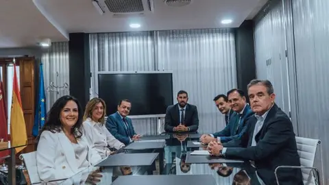 Un momento de la reuni&oacute;n celebrada con la patronal.