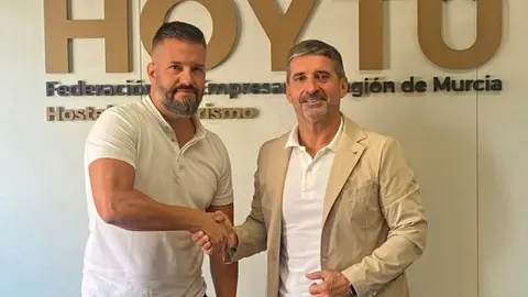 Un momento de la firma del acuerdo de colaboraci&oacute;n entre HOYTU y Solpro. 