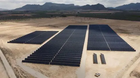 El parque se ha construido con seguidores de la compa&ntilde;&iacute;a Soltec para optimizar su&nbsp;producci&oacute;n.