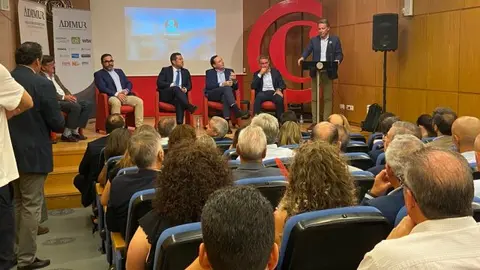 Un momento del desarrollo de la mesa redonda celebrada en la C&aacute;mara de Comercio de Lorca. 