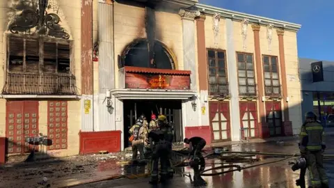 Los bomberos realizan tareas de extinci&oacute;n en la sala incendiada de Murcia. Imagen ayuntamiento de Murcia.