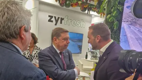 El ministro de Agricultura en funciones, Luis Planas, ha felicitado al consejero de la empresa, Juan Francisco Zambudio, por el &eacute;xito de la iniciativa que est&aacute; dando magn&iacute;ficos resultados tan solo