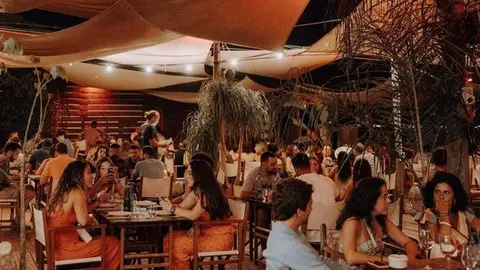 El vicepresidente de Hostecar, Jos&eacute; Luis Gestoso, asegura que si el clima sigue siendo bueno, la temporada de oto&ntilde;o en chiringuitos y restaurantes de costa continuar&aacute; &ldquo;por lo menos, hasta noviembr