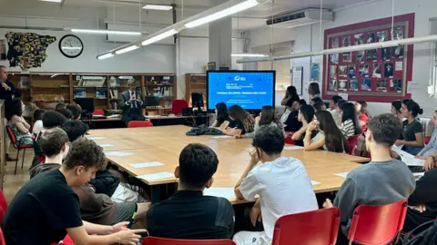 Un momento del coloquio sobre educaci&oacute;n financiera que mantuvo hoy el consejero de Econom&iacute;a, Hacienda y Empresa, Luis Alberto Mar&iacute;n, con alumnos del IES Saavedra Fajardo.