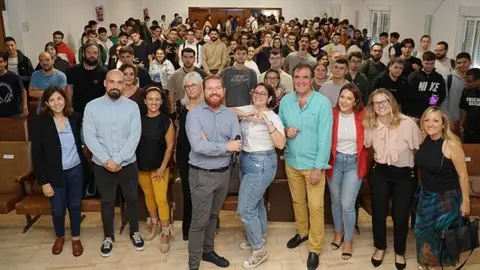 La directora general de Juventud (3d), Carmen Mar&iacute;a Mu&ntilde;oz, con los asistentes a la presentaci&oacute;n de EJE.