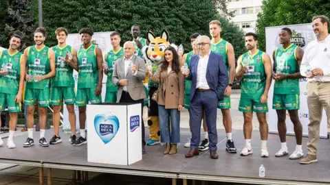 Presentaci&oacute;n de las botellas con las etiquetas que promocionan  el equipo de baloncesto El Bueno Arenas Albacete.