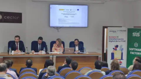 Un momento de la presentaci&oacute;n de la oficina Acelera Pyme en la sede de Ceclor, en Lorca.