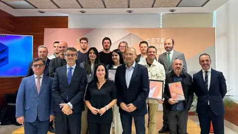 _El consejero de Econom&iacute;a y Empresa, Luis Alberto Mar&iacute;n, acompa&ntilde;ado de los premiados en la 27&ordf; edici&oacute;n del concurso de dise&ntilde;o que organiza Cetem.
