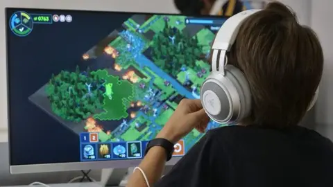 J&oacute;venes y mayores han disfrutado de la zona de videojuegos habilitada por Nebular para el festival 'Distop&iacute;a'.