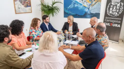 Arroyo se ha reunido, acompa&ntilde;ada por el concejal delegado de Cultura, Nacho J&aacute;udenes, con t&eacute;cnicos municipales, a los que les ha dado a conocer esta nueva figura .