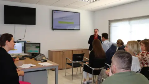 Integrantes de la delegaci&oacute;n polaca durante la jornada t&eacute;cnica celebrada en la EDAR de Alguazas.