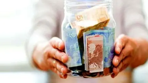 El 56,9% de la poblaci&oacute;n en la Regi&oacute;n viv&iacute;a en 2021 en secciones censales de renta baja y tan solo el 9,5% en secciones censales de renta alta. (Archivo)