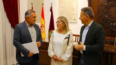 &Aacute;ngel Meca, Patry Berm&uacute;dez y Fulgencio Gil J&oacute;dar, tras el balance de la Sepor, este lunes.