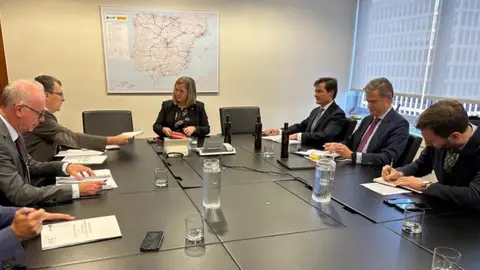 La presidenta de Adif, Mar&iacute;a Luisa Dom&iacute;nguez, durante la reuni&oacute;n mantenida con el alcalde de Murcia, Jos&eacute; Ballesta, y con el concejal de Planificaci&oacute;n Urban&iacute;stica, Antonio Navarro.