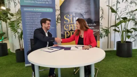 Momento de la firma del acuerdo entre Hefame y Universae.
