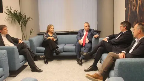 Instantes de las negociaciones entre el n&uacute;mero 3 del PSOE, Santos Cerd&aacute;n, y Puigdemont.&nbsp;