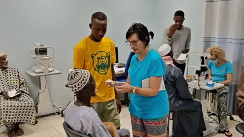 Los voluntarios de Azul en Acci&oacute;n ayudan a los pacientes.