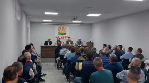 La consejera de Agricultura preside la reuni&oacute;n con agricultores de fruta de hueso en Cieza.