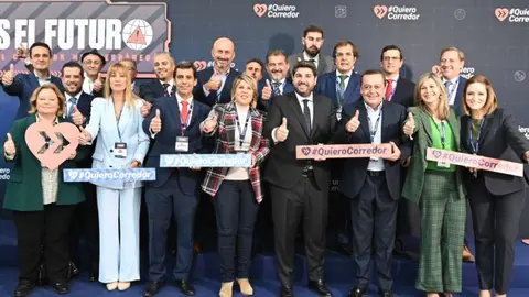 La delegaci&oacute;n de la Regi&oacute;n, junto al&nbsp;presidente de la Asociaci&oacute;n Valenciana de Empresarios, Vicente Boluda y los promotores del movimiento #QuieroCorredor.