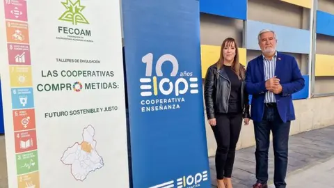 La directora del colegio El Ope, Irene Garc&iacute;a, y el presidente de Fecoam, Santiago Mart&iacute;nez.