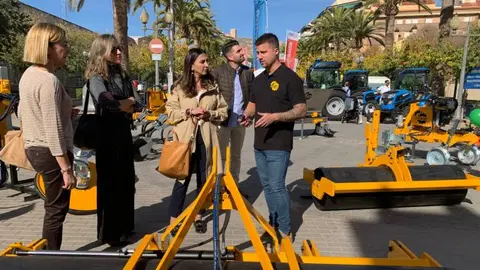 Rubira recorri&oacute; la feria junto a la alcaldesa de la localidad, Severa Gonz&aacute;lez.