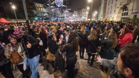 La patronal hostelera agradece el control policial sobre los botellones y fiestas ilegales de Nochevieja.