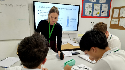 Emily Robinson, responsable de Ciencias de ELIS Villamart&iacute;n, en clase con sus alumnos 2-2