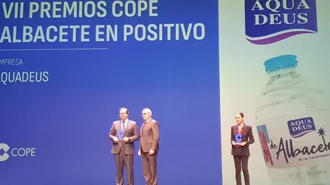 Adri&aacute;n Perez, director general de Aquadeus recibe el galard&oacute;n  de manos de Herminio Molina, presidente de la Fundaci&oacute;n Globalcaja  Albacete.