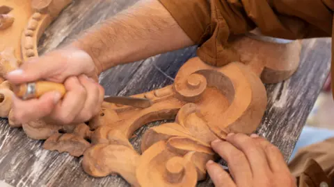 El Centro Tecnol&oacute;gico del Mueble impulsa la artesan&iacute;a de Yecla en el siglo XXI, heredera de la tradici&oacute;n medieval, con fondos europeos.