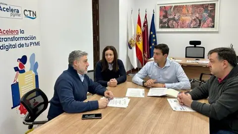 Un momento de la firma del convenio.
