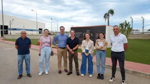 La jefa de Innovaci&oacute;n de la Corporaci&oacute;n de Agua de Australia Occidental, Lijun Mo (2i), y su equipo, durante la visita a la EDAR de San Pedro del Pinatar.