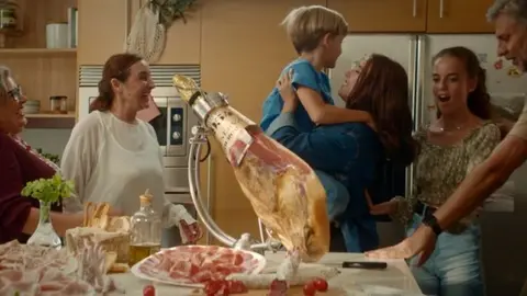 El director creativo de esta campa&ntilde;a, Juanma Soriano, ha destacado la iniciativa como &ldquo;una historia intergeneracional que nos ayuda a reflexionar sobre lo que es realmente importante en la vida.