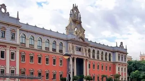 Fachada de una facultad de la UMU. (UMU)