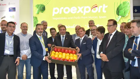El ministro Luis Planas en el stand de Proexport en FRUIT ATTRACTION