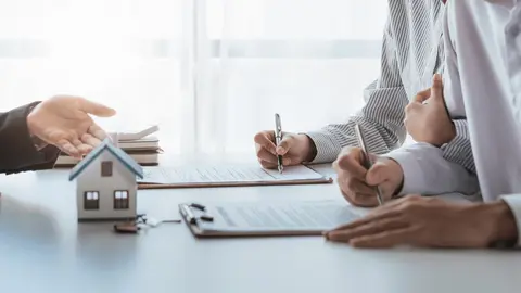 Firma hipoteca. (Archivo)