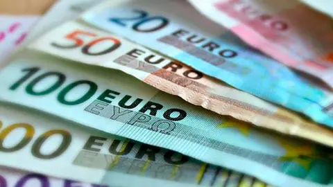 Imagen de archivo de dinero.