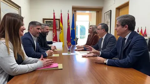 HoyT&uacute; presenta al alcalde Ballesta las principales necesidades del sector para 2024.