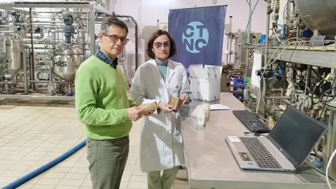 Alejandro Arribas (CETEC) y Presentaci&oacute;n Garc&iacute;a (CTNC) en la Planta Piloto del CTNC 1  (1)