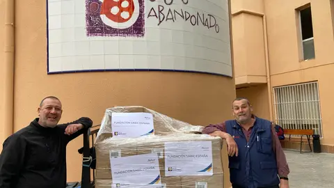Entrega donacion SABIC a representantes de la Asociacion Jesus Abandonado