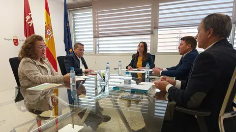 Reuni&oacute;n de la consejera de Pesca, Sara Rubira, con el presidente de la Federaci&oacute;n de Cofrad&iacute;as de Pescadores, Bartolom&eacute; Navarro.