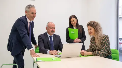 El director de zona de CRC, Gin&eacute;s Argil&eacute;s, flanqueado por Marcos Mart&iacute;nez, director de la oficina de Totana, y Mar&iacute;a Elena Alc&aacute;zar y Maica Fuentes, gestoras de clientes. (Jaime Insa)