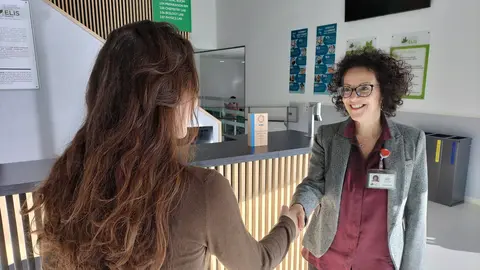 Caroline Bhagat da la bienvenida a un estudiante